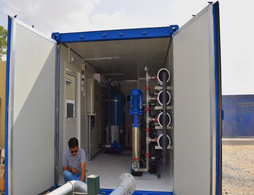 Installation mobile de désalinisation d'eau de mer en conteneurs