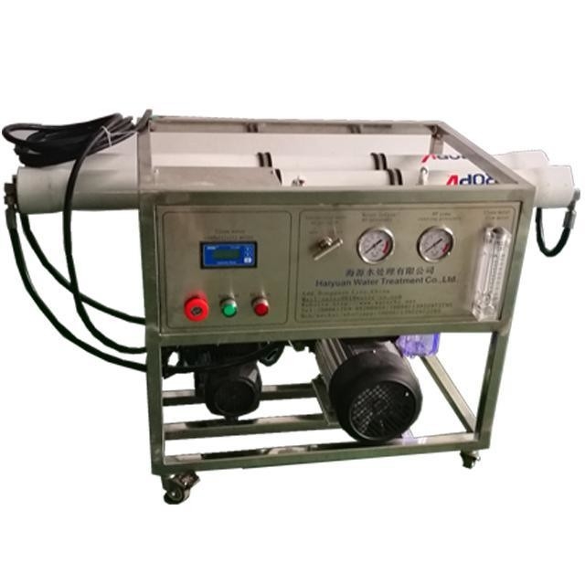 Petit mini mobile compact équipé d'un moteur solaire bateau de production d'eau de mer machine portable de dessalement d'eau de mer pour yacht de bateau